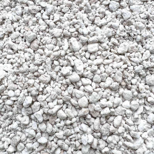 Gros plan sur des grains de perlite horticole blanche, roche volcanique expansée légère utilisée pour aérer et drainer le terreau