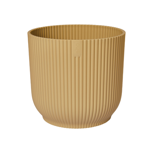 Cache-pot Vibes Fold Rond Elho de couleur beige sable, présentant des fines nervures verticales sur sa surface