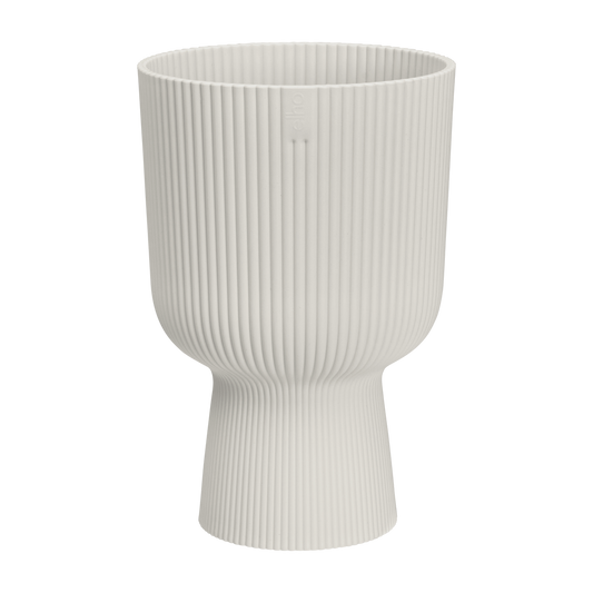 Un cache-pot Vibes Fold Coupe Elho blanc crème, texturé de fines rainures verticales, dans une élégante forme de coupe