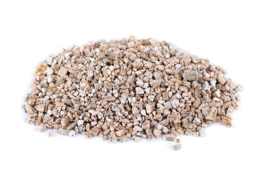Tas de vermiculite pour plante de qualité horticole aux granulés dorés et brillants sur fond blanc