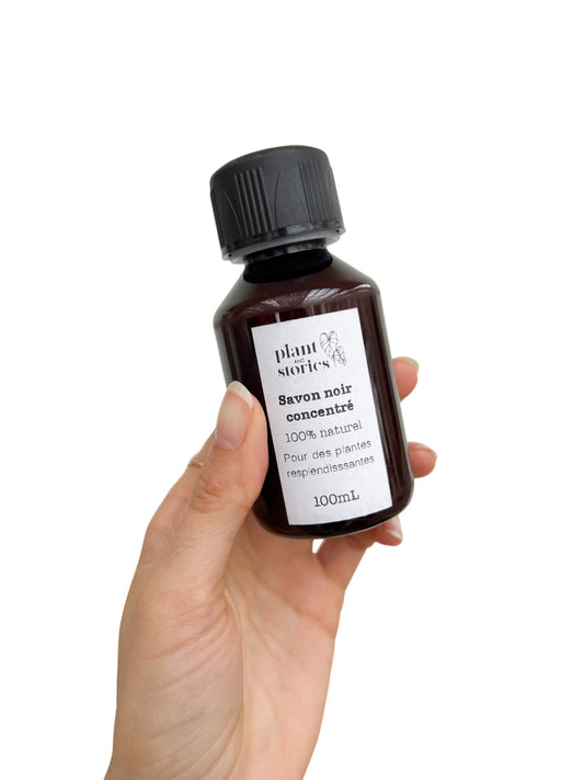 Flacon de savon noir concentré pour plantes, avec une étiquette blanche affichant "Savon noir concentré 100% naturel