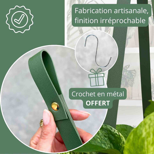 Une suspension pour plantes en similicuir vert avec un bouton pression doré, et un crochet en métal en forme de S