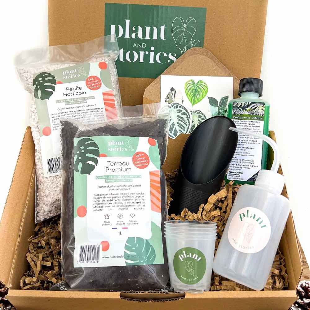 Un coffret de rempotage avec un sac de terreau, un sac de perlite, un flacon d'engrais et des accessoires