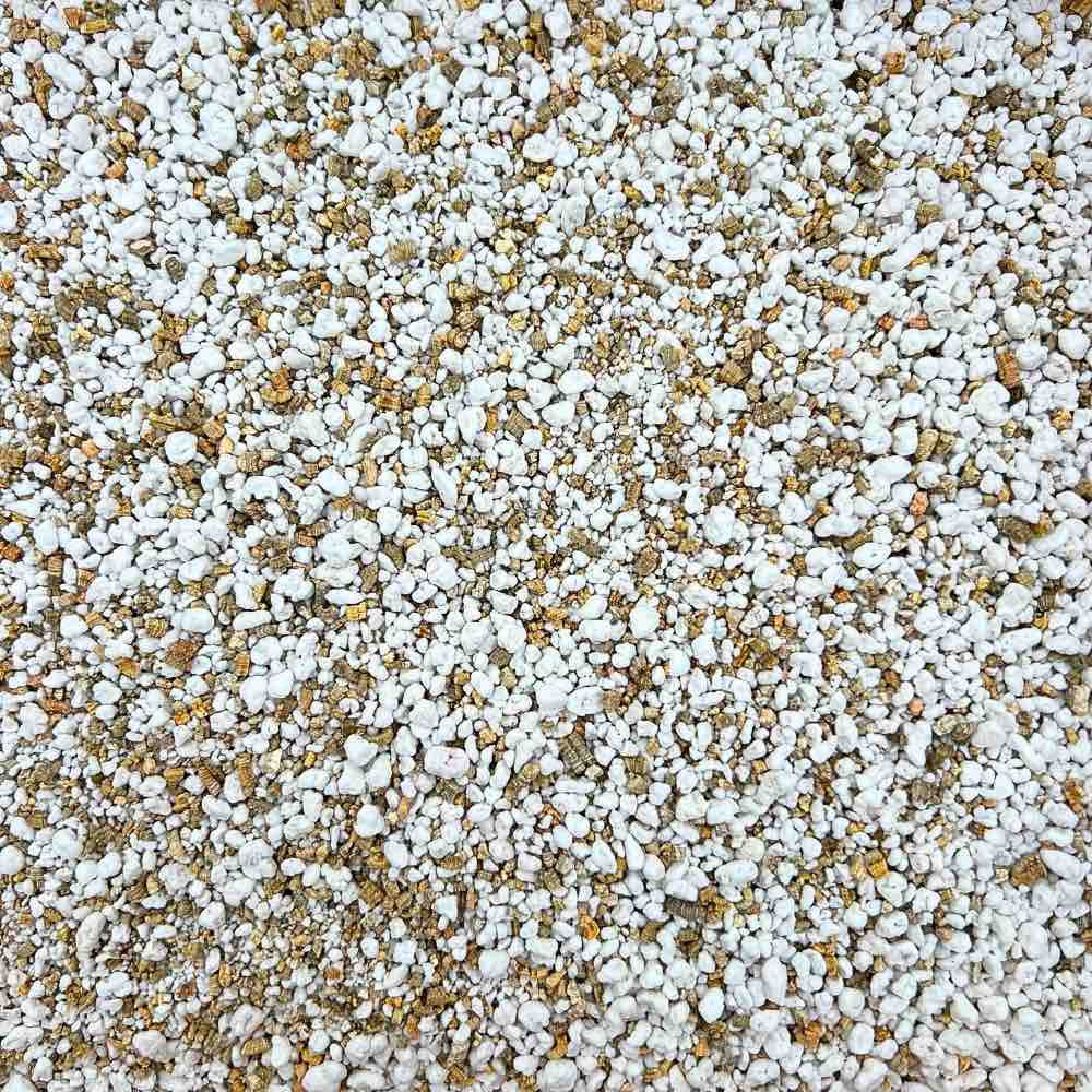 Gros plan sur un mélange de perlite blanche et de vermiculite marron clair pour un substrat de semis ou de plante