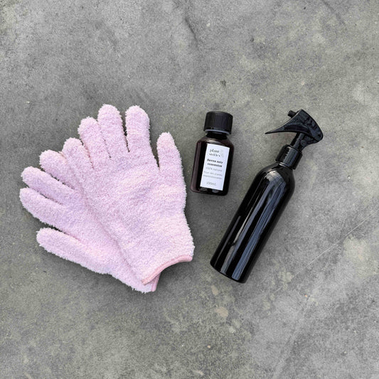 Pack Soin des Plantes avec une paire de gants rose pastel, un flacon de savon noir et un pulvérisateur noir