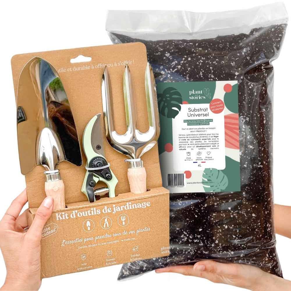Un kit de 3 outils de jardinage en acier et bois clair aux côtés d'un grand sac de substrat universel