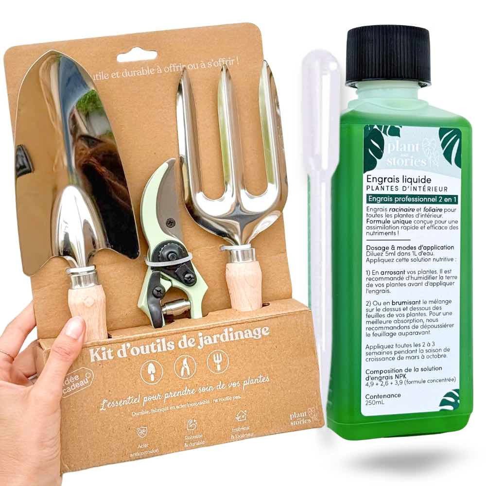 Un kit de 3 outils de jardinage en acier et bois clair aux côtés d'une bouteille verte d'engrais liquide universel