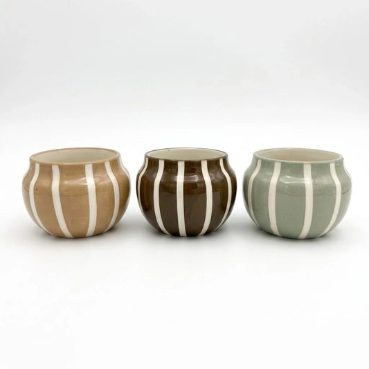 Lot de trois cache-pots en céramique "Boule vintage" marron, beige et vert d'eau, tous ornés de rayures blanches
