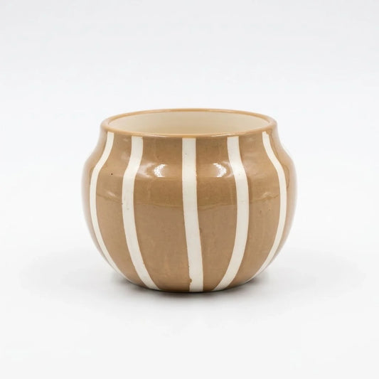 Cache-pot boule vintage en céramique beige à rayures verticales blanches, seul sur fond uni