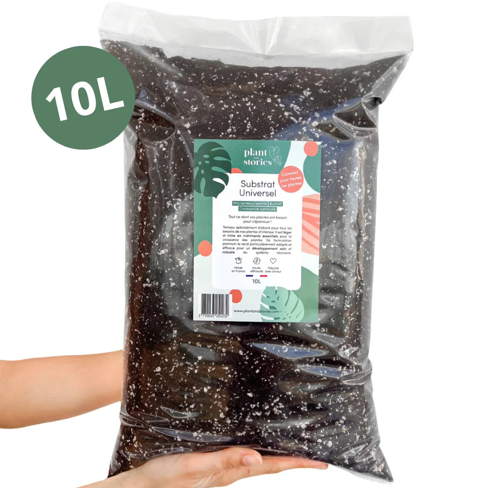 Un sac de terreau universel de 10L sombre parsemé de perlite blanche, avec une étiquette verte et rose 