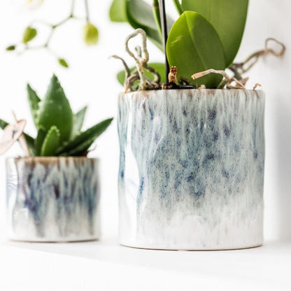 Cache-pot céramique émaillé bleu nuageux - effet aquarelle - mise en scène avec une plante