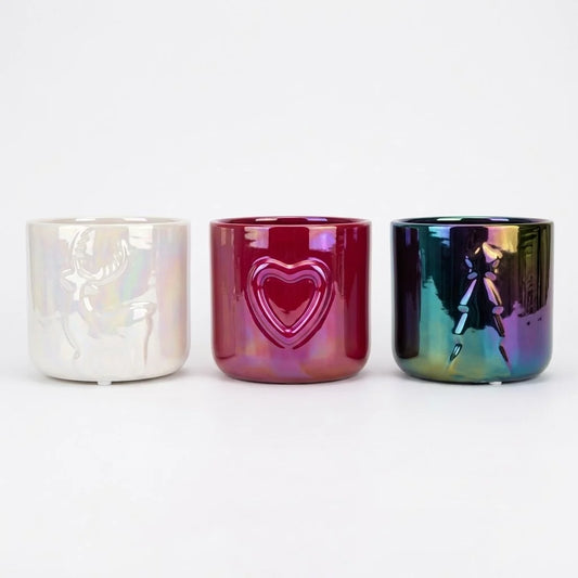 Trio de cache-pots céramique de Noël : un blanc nacré, un rouge avec un cœur et un vert irisé avec un sapin